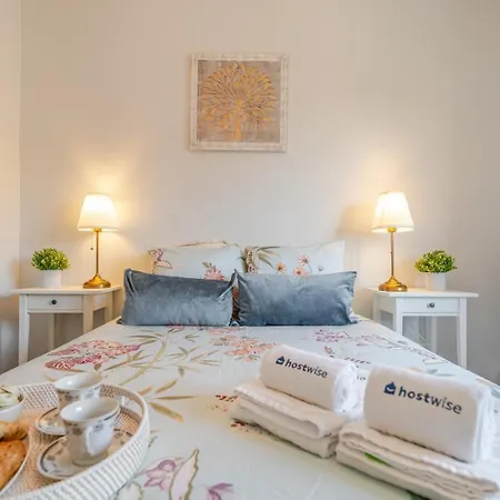 Hostwise - Bright & Spacious Flat W/ Garage 公寓