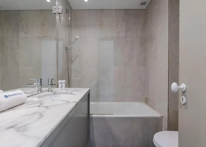 Hostwise - Bright & Spacious Flat W/ Garage Daire