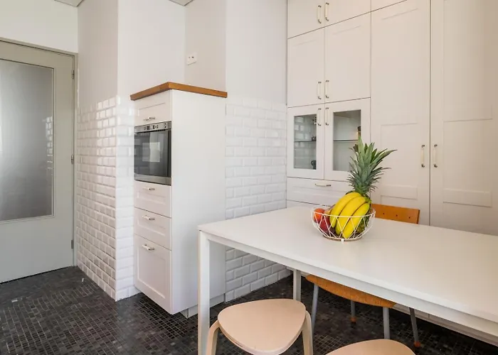 Hostwise - Bright & Spacious Flat W/ Garage