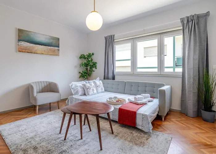 Daire Hostwise - Bright & Spacious Flat W/ Garage