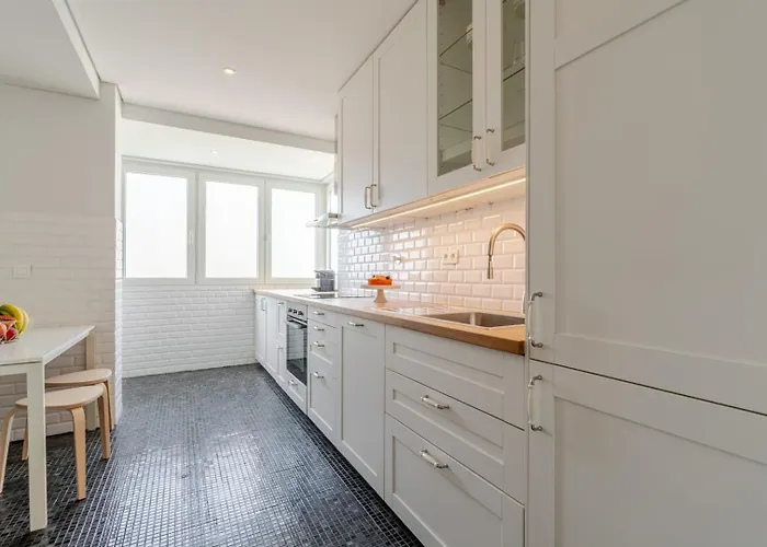 Daire Hostwise - Bright & Spacious Flat W/ Garage *