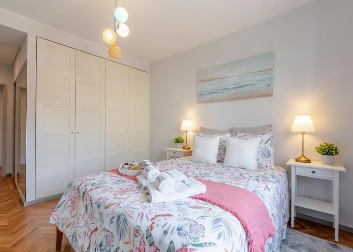 Hostwise - Bright & Spacious Flat W/ Garage