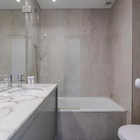 Hostwise - Bright & Spacious Flat W/ Garage Lejlighed